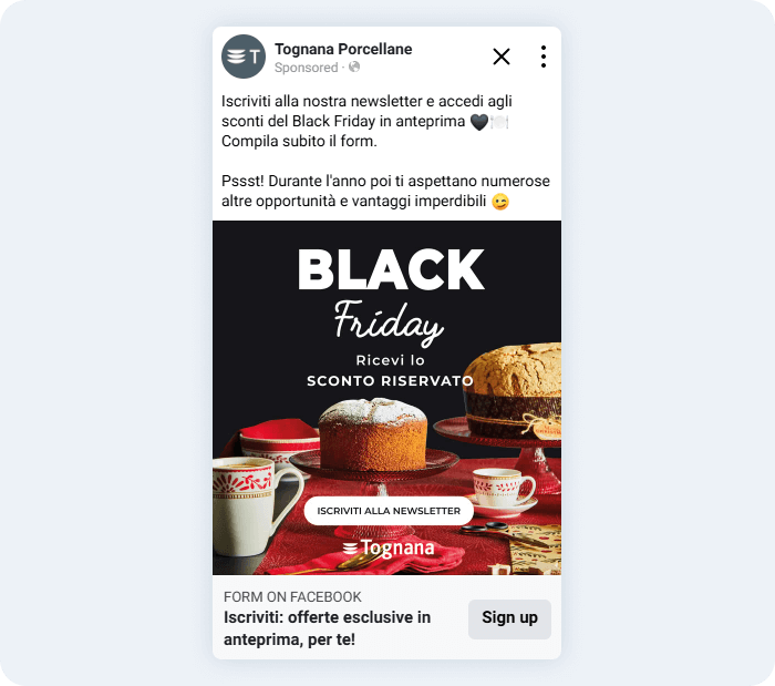 Grafica promozionale per l'iscrizione alla newsletter prima del Black Friday. Su una tavola imbandita con una tovaglia rossa sono presenti dei dolci e delle tazzine da caffè decorate. Il testo principale recita 'Black Friday - Ricevi lo sconto riservato'.