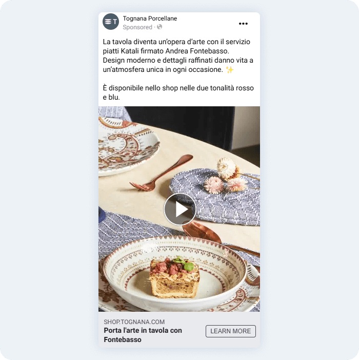 Anteprima video di un'inserzione Tognana. In primo piano, un piatto fondo della linea Katali con decorazioni rosse e bianche, contenente una piccola torta salata. Attorno, altre stoviglie della stessa linea con motivi blu, posate color rame e fiori secchi appoggiati su un tovagliolo.